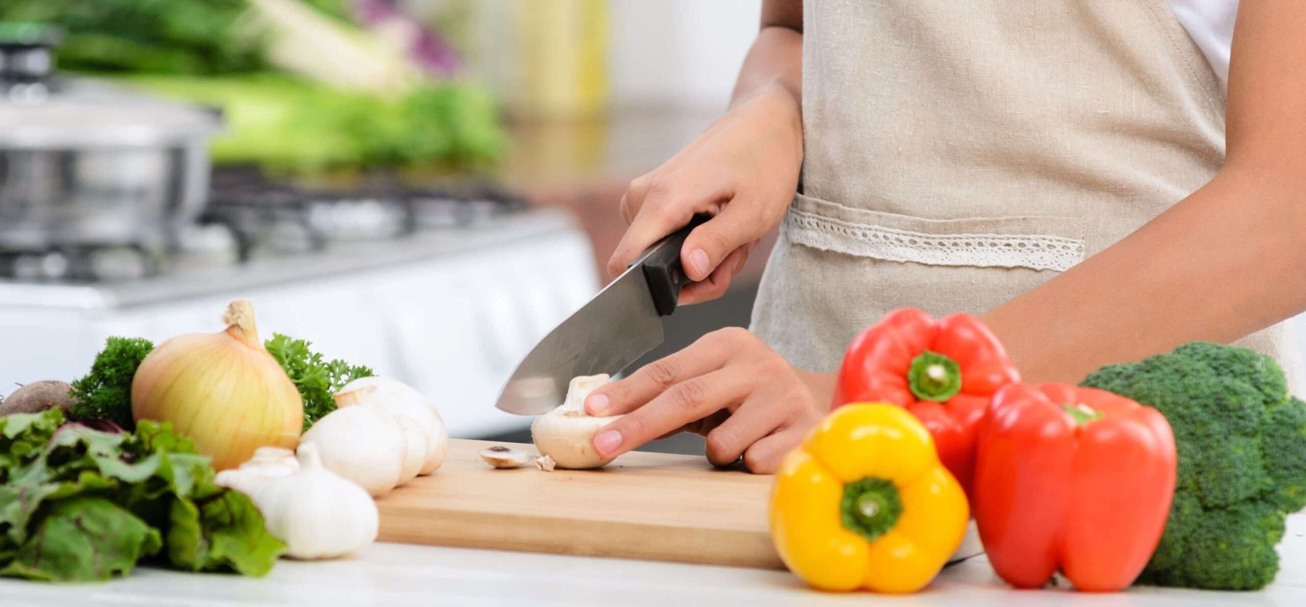 кулинарная обработка пищевых продуктов. овощи в кулинарии. приготовление п. подготавливаем продукты. готовка на кухне.